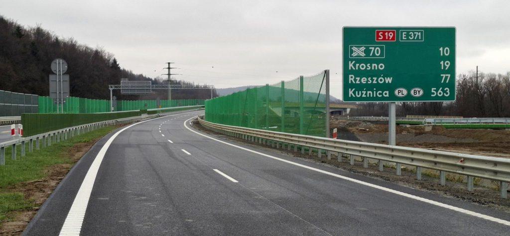 Nowo otwarty odcinek drogi ekspresowej S19 w kierunku Krosna i Dukli, fragment trasy Via Carpatia na Podkarpaciu