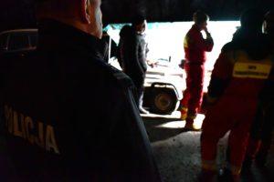 mroczne zdjecie, trzy osoby w tle rzeka