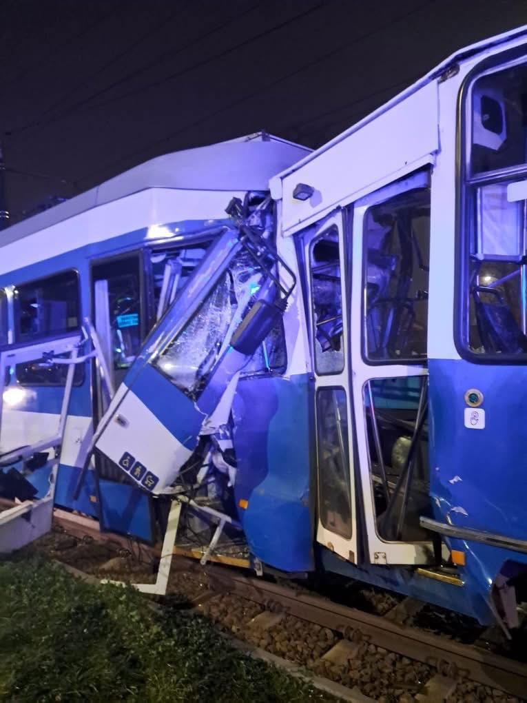 Zderzenie dwóch niebieskich tramwajów