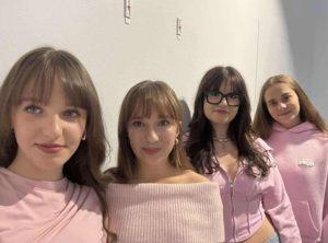 Cztery młode liderki projektu stojące obok siebie, ubrane w różowe stylizacje, patrzące z uśmiechem w stronę aparatu.