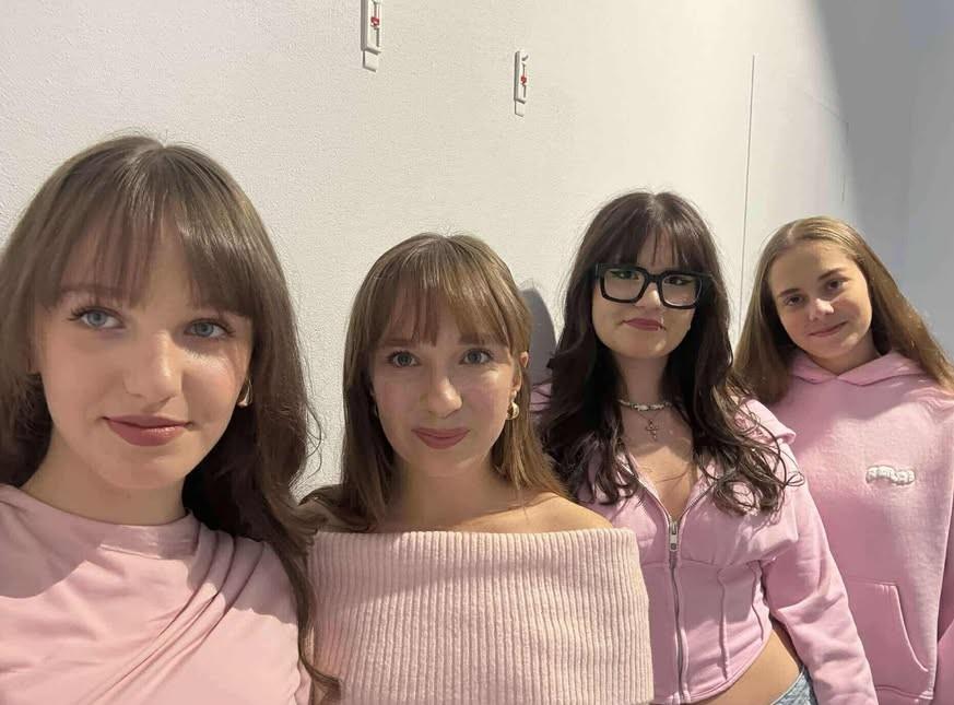 Cztery młode liderki projektu stojące obok siebie, ubrane w różowe stylizacje, patrzące z uśmiechem w stronę aparatu.
