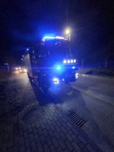 samochód strażacki, noc, niebieskie światła