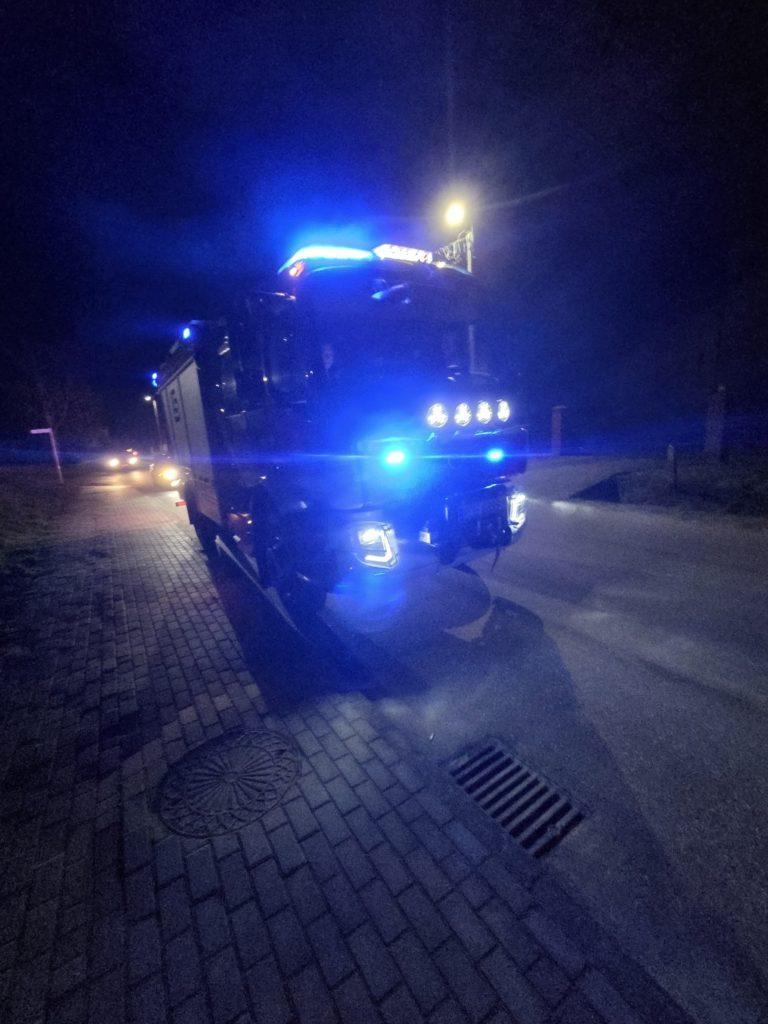 samochód strażacki, noc, niebieskie światła