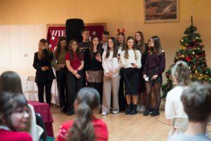 Grupa uczniów w świątecznych strojach