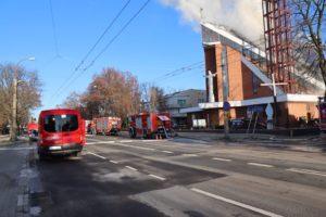Strażacy prowadzą akcję gaśniczą podczas pożaru poddasza kościoła
