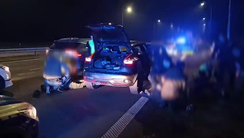 Noc, policyjna akcja, samochód osobowy, niebieskie światał