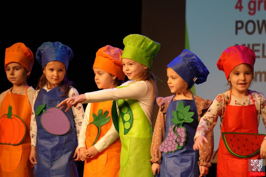 grupa dzieci w kolorowych strojach