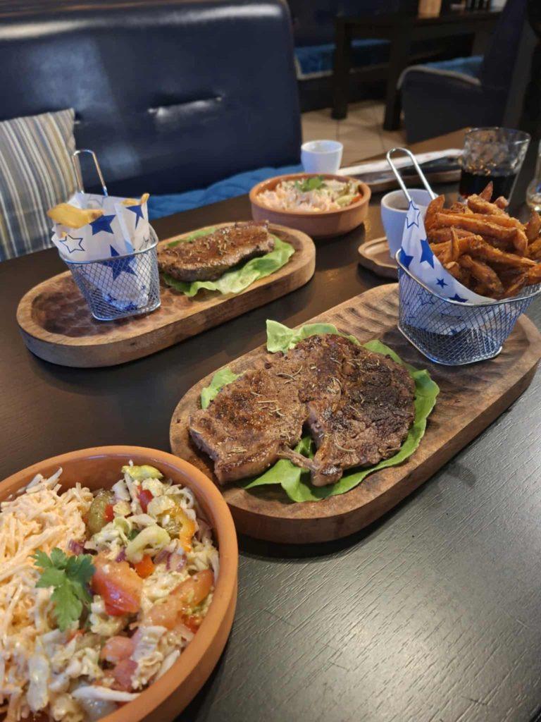 Steki wołowe na drewnianej desce