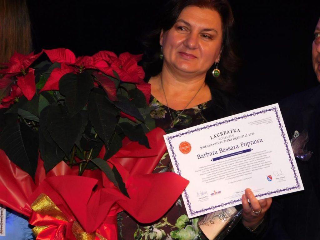 Kobieta z bukietem kwiatów