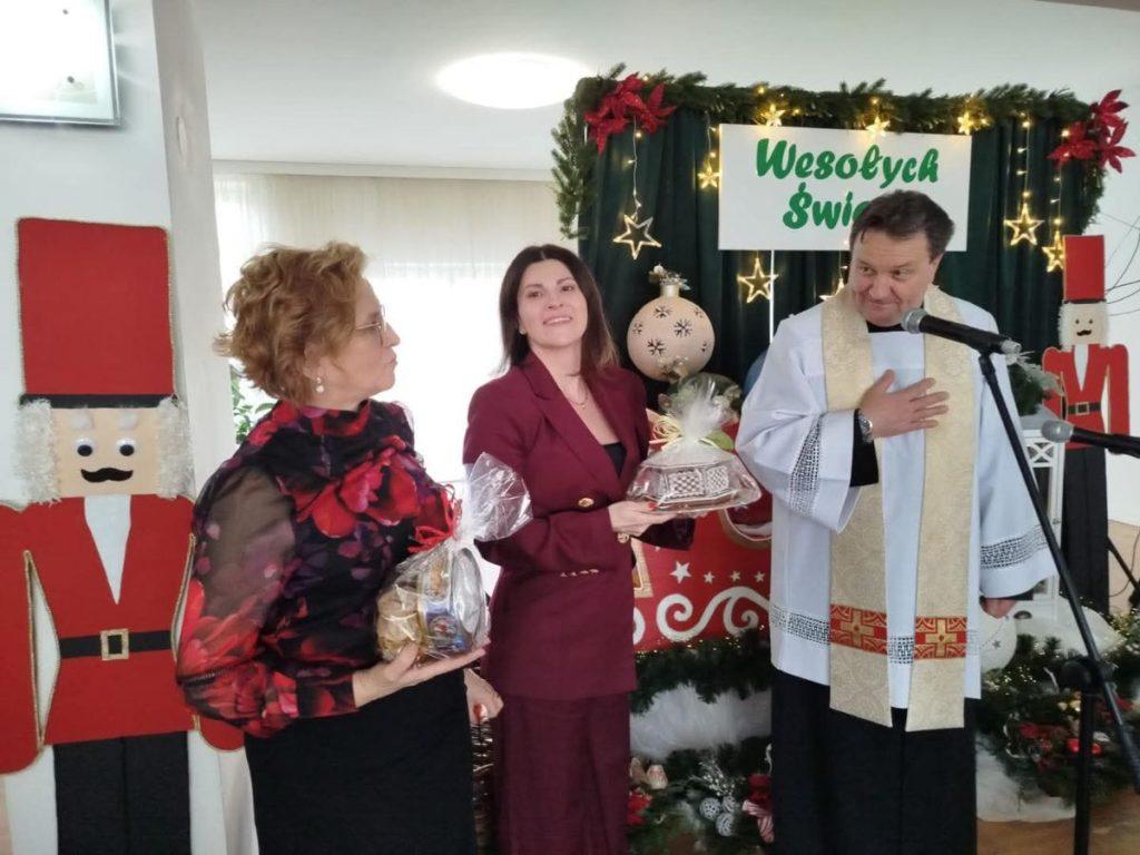 Tzry osoby w świątecznym nastroju i ozdobami