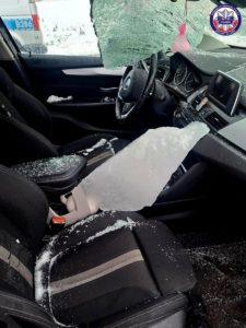 Bryła lodu, która spadła z jadącej ciężarówki i przebiła szybę czołową samochodu osobowego, powodując poważne zagrożenie dla kierowcy i pasażerki.