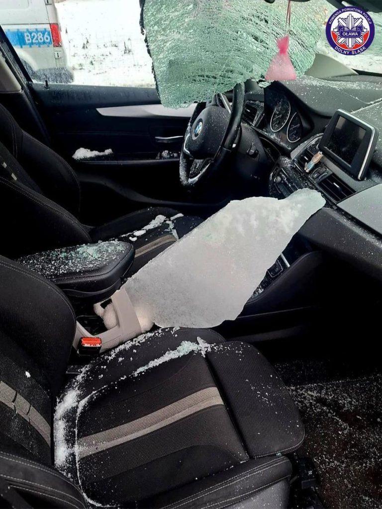 Bryła lodu, która spadła z jadącej ciężarówki i przebiła szybę czołową samochodu osobowego, powodując poważne zagrożenie dla kierowcy i pasażerki.