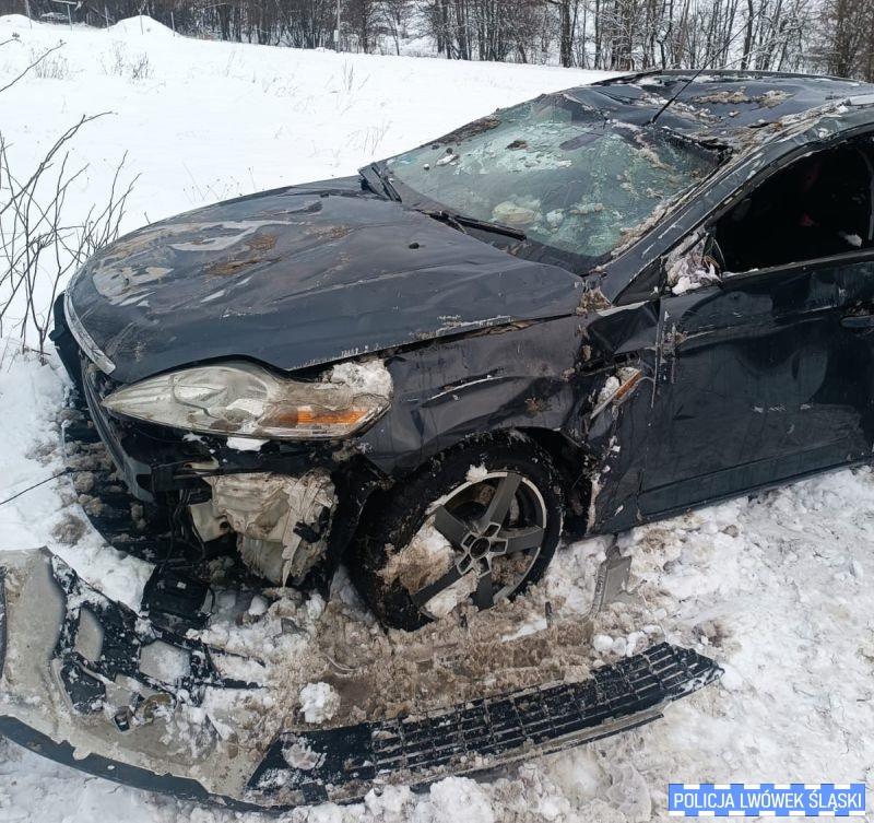 rozbite auto osobowe w kolorze granatowym