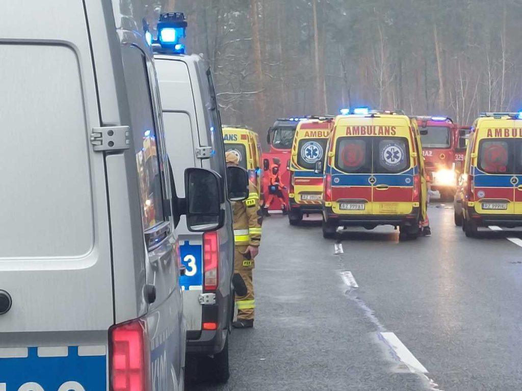 Tragiczny wypadek na DK9 w Głogowie Małopolskim – sznur samochodów służb ratunkowych i policji na miejscu zdarzenia