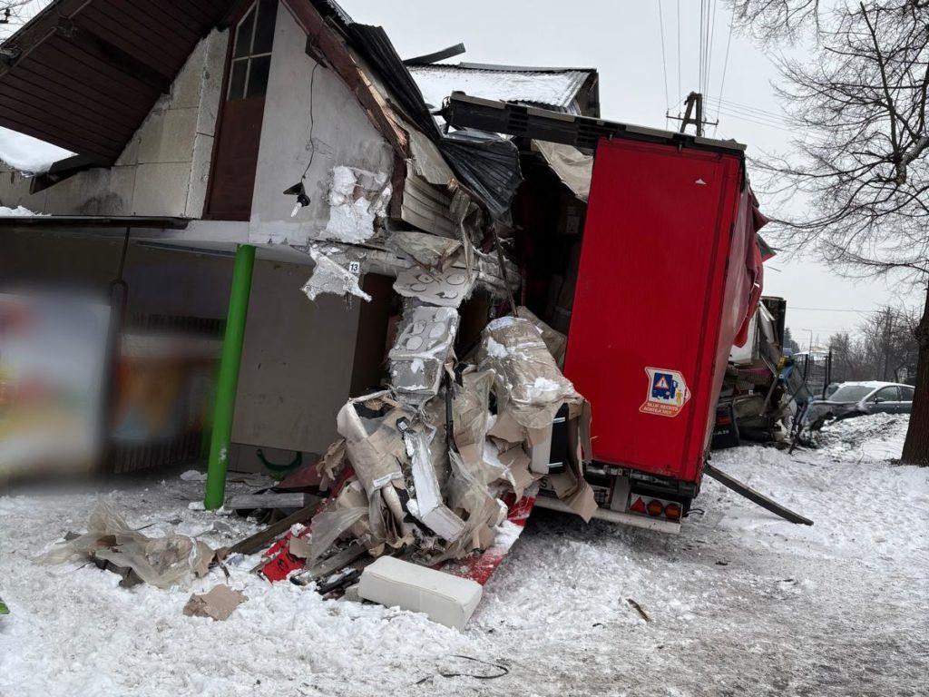 Rozbita ciężarówka obok uszkodzonego mostu