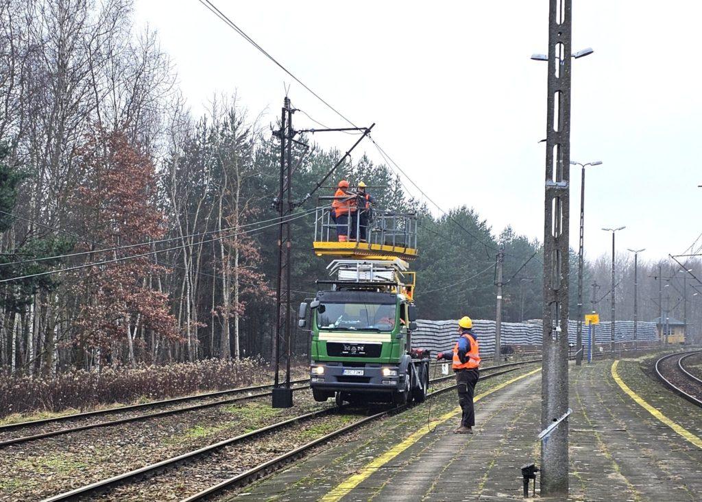 Prace modernizacyjne na linii kolejowej Podkarpacia – torowisko i maszyny budowlane
