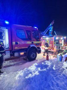 Pożar sadzy w kominie w Jaźwinach – nocna interwencja straży pożarnej OSP
