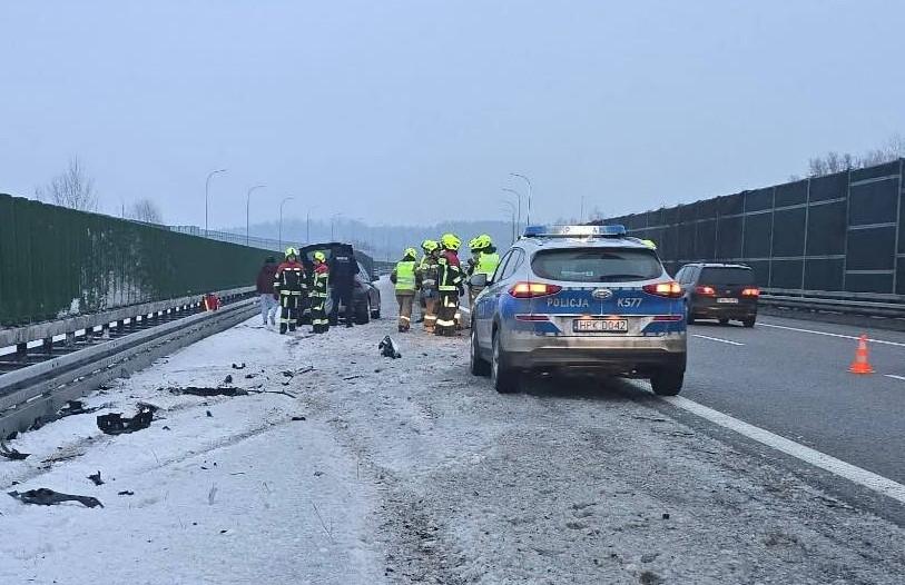 Zaśnieżona Autostrada A4, wóz policyjny, strażacy w strojach bojowych, rozbite samochody