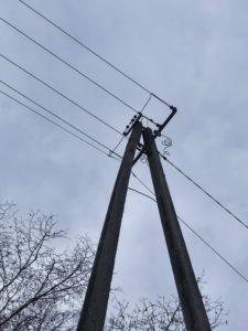 podwójny słup eneregetyczny z siecią energetyczną