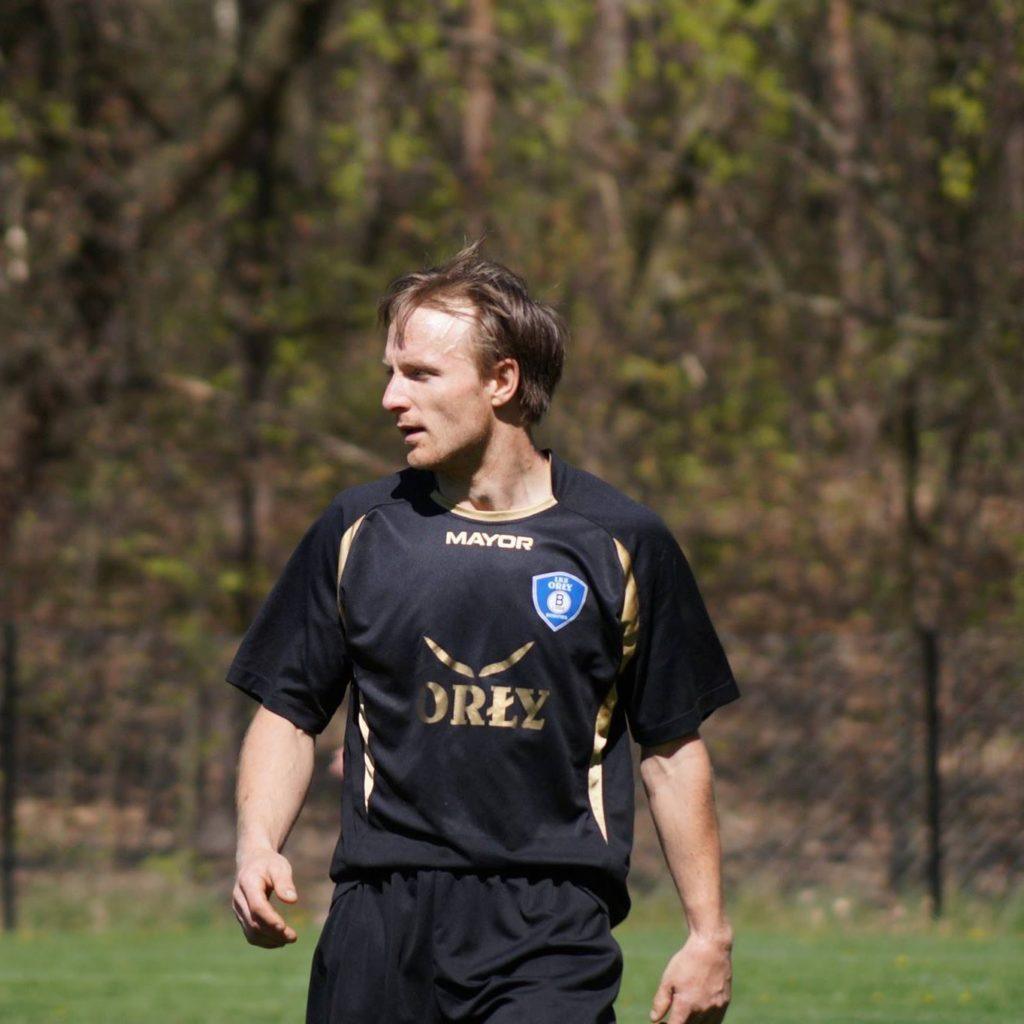 Sołtys wsi Chotowa Waldemar Czapiewski na tle drzew