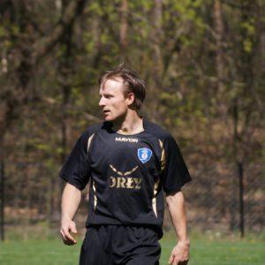 Sołtys wsi Chotowa Waldemar Czapiewski na tle drzew