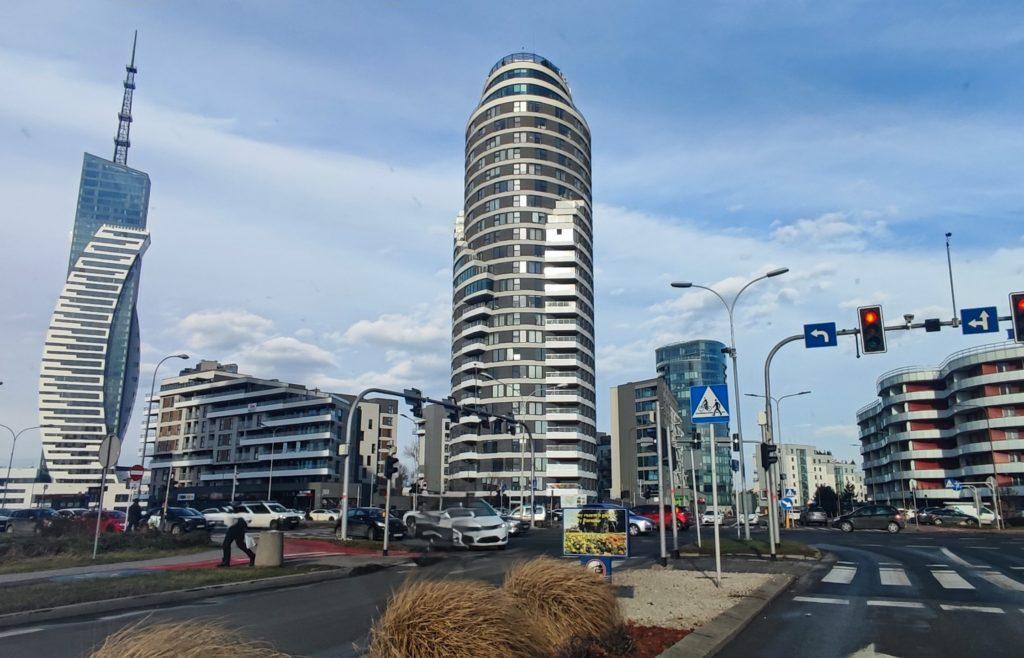 Rzeszów, nowoczesne wieżowca na tle niebieskiego nieba, słoneczny dzień, ulice, samochody