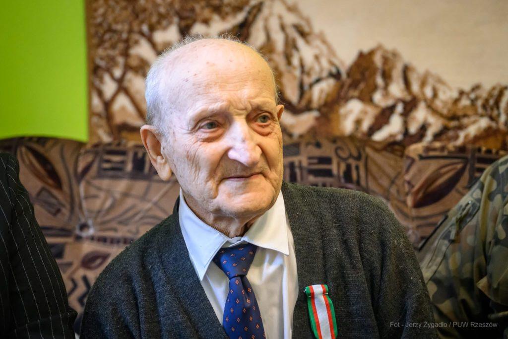 Starszy mężczyzna w koszuli i krawacie na tle ścianyJózef Kobylarza ps. „Bocian”