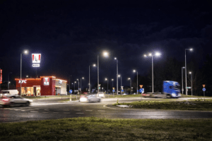 Rondo przy drodze krajowej 94 w Dębicy nocą, restauracja KFC i ruch samochodowy