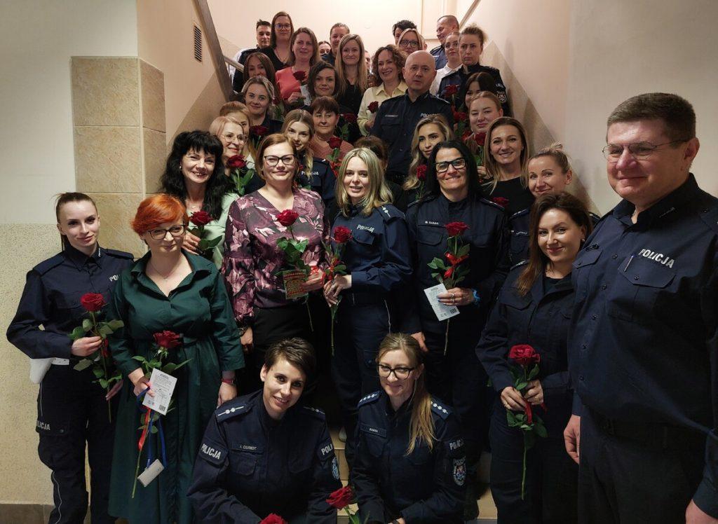 Policjantki i pracownice cywilne podczas spotkania z okazji Dnia Kobiet w Komendzie Powiatowej Policji w Dębica.