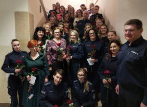 Policjantki i pracownice cywilne podczas spotkania z okazji Dnia Kobiet w Komendzie Powiatowej Policji w Dębica.