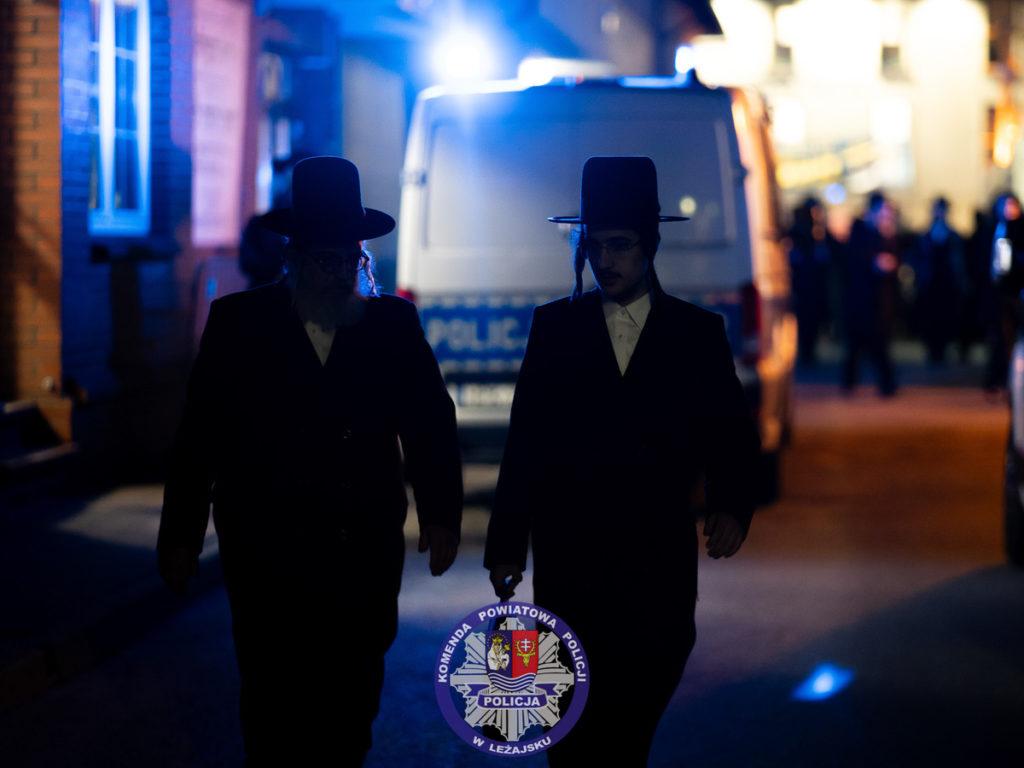 Około 4 tysiące Chasydów z całego świata przyjechało do Leżajska na Podkarpaciu, by modlić się przy grobie cadyka Elimelecha. Pielgrzymkę zabezpieczała policja.