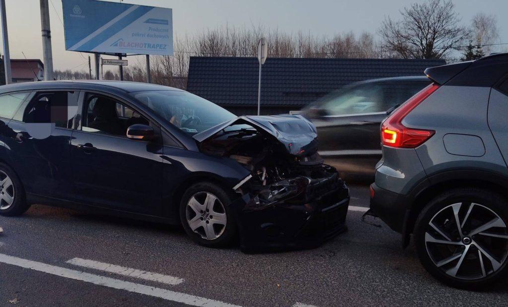 dwa samochody uszkodzone , na drodze asfaltowej